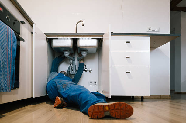 Professional Emergency Plumber technician working in Hamilton, OH